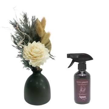 Aranjament floral Gray Elegance + cadou spray ambiental Apus Parizian din gama Note Urbane