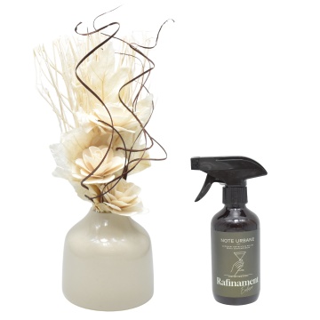 Aranjament floral 3 flori Natur + spray cadou Rafinament Exclusiv din gama Note Urbane