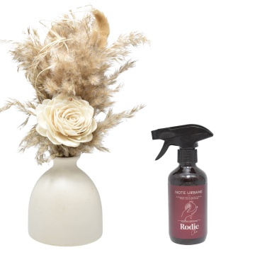 Aranjament floral White Glow + cadou spray Rodie Chic din gama Note Urbane