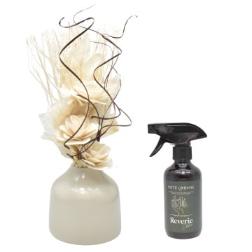 Aranjament floral 3 flori Natur + spray cadou Reverie Citadina din gama Note Urbane
