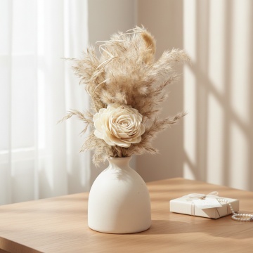 detaliu aranjament White Glow cu floare trandafir din lemn de Sola si vas ceramic