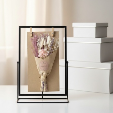 Mini bouquet floral roz cu flori din lemn de Sola in cadru decorativ 