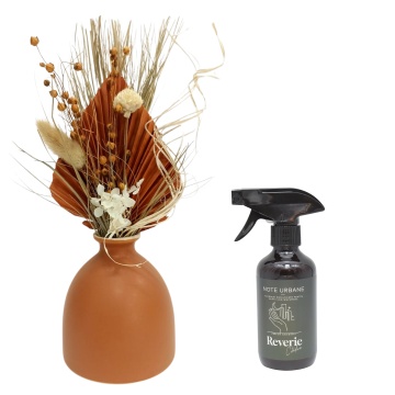 Aranjament floral Orange Mood + spray cadou Reverie Citadina din gama Note Urbane