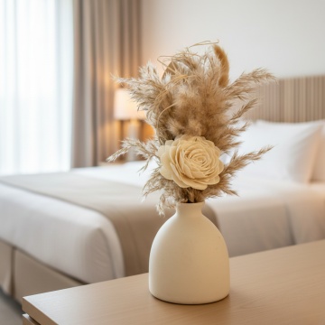 aranjament floral White Glow in living modern sau spatiu de relaxare