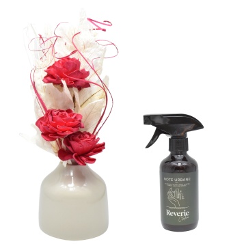 Aranjament floral 3 flori Trandafir red + cadou spray Reverie Citadina din gama Note Urbane
