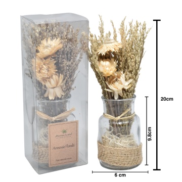 Aranjament floral alb in vas de sticla pentru decor minimalist in cutie cadou