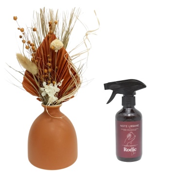 Aranjament floral Orange Mood + spray cadou Rodie Chic din gama Note Urbane