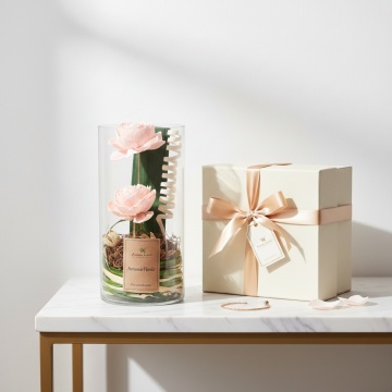 Aranjament floral roz in cilindru de sticla pentru cadou elegant