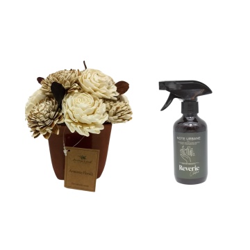 Aranjament floral Pure Mood + cadou spray ambiental Reverie Citadina din gama Note Urbane