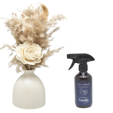 Aranjament floral White Glow + cadou spray Vanilie Nocturna din gama Note Urbane