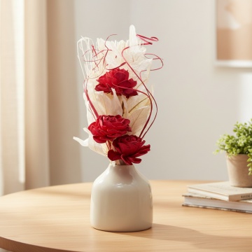 Vas ceramic cu aranjament floral trandafiri rosii Aroma Land