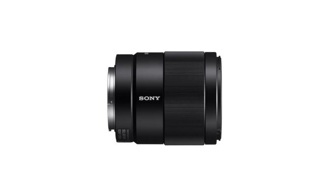 Sony FE 35 MM F1.8. Componentă pentru: MILC, Structura lentilelor: 11/9, Cea mai apropiata distanţă de focalizare: 0,22 m. Compatibilitate mărci aparate foto: Sony, Mărire maximă: 0,24x, Tip capac lentile: Parasolar obiectiv detașabil. Culoarea - Img 4