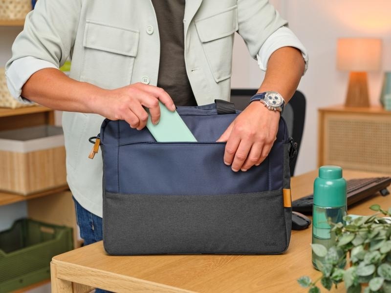 Geanta laptop Trust Lisboa, pentru laptopuri cu diagonala pana in 15.6",2 compartimente, material POM, RPET Polyester, RPET, volum 2.1 L, albastru - Img 12