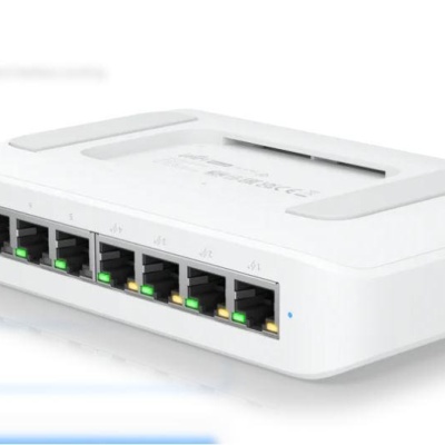 Ubiquiti UniFi 8 port switch, USW-LITE-8-POE, 8 x 10/100/1000 Mbe RJ 45 ports, 4 x POE, 8 Gbps, buget POE: 52W, SMB layer 2 PoE GbE switch, dimensiuni: 99.6 x 163.7 x 31.7 mm. - Img 3