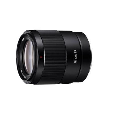 Sony FE 35 MM F1.8. Componentă pentru: MILC, Structura lentilelor: 11/9, Cea mai apropiata distanţă de focalizare: 0,22 m. Compatibilitate mărci aparate foto: Sony, Mărire maximă: 0,24x, Tip capac lentile: Parasolar obiectiv detașabil. Culoarea