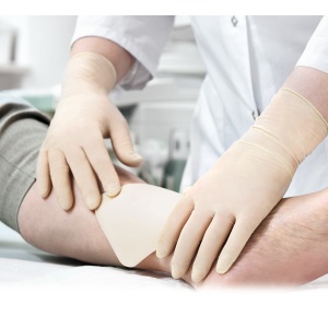 HydroTac pansament marca Hartmann - mod fixare pe piele - comanda la Medicalcorp.ro