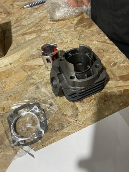 Set motor , cilindru , piston, segmenti si set garnituri 2T , capacitate 80cc compatibil cu Yamaha Neo'S Jog, Minarelli orizontal ATENTIE PRODUS DETERIORAT, DETALII IN POZE!