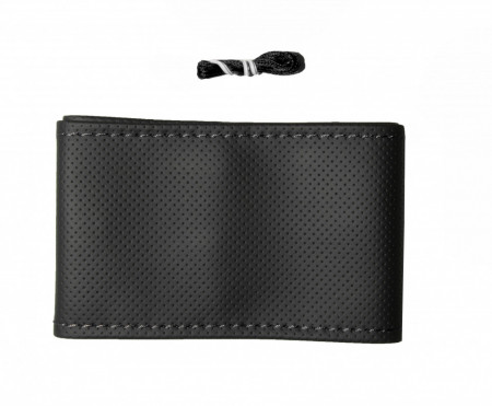 Husa auto volan camion, imititatie piele neagra perforata cu ac si ata neagra, diametru 45 cm, compatibil MERCEDES