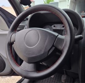 Husa auto volan, imitatie piele perforata neagra cu ac si ata rosie, diametru 38 cm - Img 4