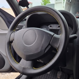 Husa auto volan, imitatie piele perforata neagra neagra cu ac si ata galbena - Img 4
