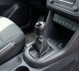 Nuca schimbator de viteze cu rama si manson piele ecologica compatibil cu VW Caddy IV Facelift 2015-2020, 6 trepte, culoare negru cu crom - Img 4