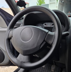 Husa auto volan, imitatie piele perforata neagra cu ac si ata albastra, diametru 38 cm - Img 3