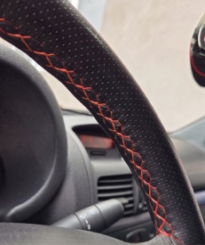 Husa auto volan camion, imititatie piele neagru perforata cu ac si ata rosie, diametru 45 cm - Img 2