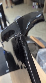 Eleron Luneta compatibil cu SEAT Leon 1P1 2009-2012, JE Design, fibra negru lucios DETERIORAT - Img 4