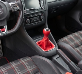 Nuca schimbator de viteze compatibil cu VW Golf 5 V 2003-2008, Golf 5 Plus 2005-2013, Golf 6 VI 2008-2012, Jetta 2005-2010, 5 trepte, culoare rosu cu negru si crom - Img 2