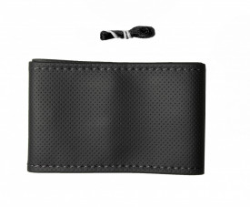 Husa auto volan camion, imititatie piele neagra perforata cu ac si ata neagra, diametru 45 cm, compatibil MAN