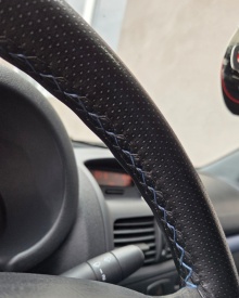 Husa auto volan, imitatie piele perforata neagra cu ac si ata albastra, diametru 38 cm - Img 4