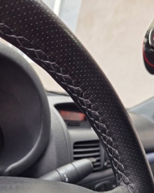 Husa auto volan, imitatie piele perforata neagra cu ac si ata gri inchis, diametru volan 38 cm - Img 4