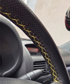Husa auto volan, imitatie piele perforata neagra neagra cu ac si ata galbena - Img 2