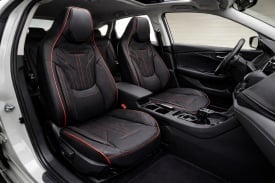 Set huse scaune auto compatibil Hyundai i30 2017->, fata-spate, piele ecologica cu tetiera integrata, negru cu cuatura rosie