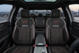 Set huse scaune auto compatibil VW Touareg I 2003-2010, fata-spate, imitatie alcantara, negru cu cusatura rosie