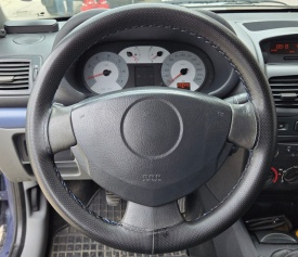 Husa auto volan, imitatie piele perforata neagra cu ac si ata albastra, diametru 38 cm - Img 5