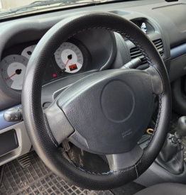 Husa auto volan, imitatie piele perforata neagra cu ac si ata albastra, diametru 38 cm - Img 2
