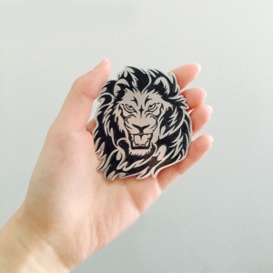 Emblema auto model "LION", reliefata 3D, dimensiune 6 x 7 cm - Img 1