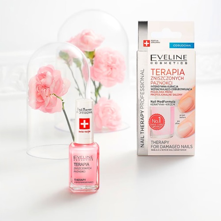 Imaginea prezintă produsul Tratament Intensiv Unghii Distruse Reconstrucție și Reparare de la Eveline Cosmetics pe un fundal alb. Un model cu unghii impecabile demonstrează beneficiile produsului.