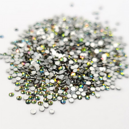 Pietricele Unghii Tip Swarovski Marime SS3, 1440 buc, Reflexii Verde Fucsia, sunt cristale foarte marunte recunoscute pentru stralucirea si calitatea lor superioara.