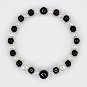 Brățară elegantă "Moon's Kiss" cu mărgele negre și perlate. Mărime universală. Cadou perfect.