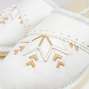 Papuci de Casă din Piele Îmblăniți cu Lână Naturală Tylbut - Model „Harmony” White - Papuci detaliu broderie..