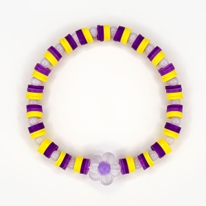 Brățară elastică colorată din mărgele Heishi Rondele galbene și mărgele clasice violet, pe un fundal alb.