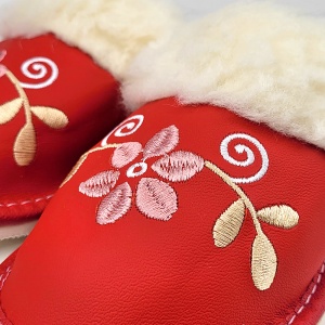 Papuci de Casă din Piele Îmblăniți cu Lână Naturală Tylbut "FairyLand" Red-Prezentare papuci detaliu broderi.