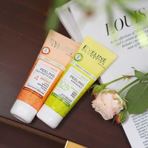 O imagine cu tubul verde al produsului Eveline Clean Shot Peeling 10% Complex AHA BHA PHA așezat pe un fundal alb.