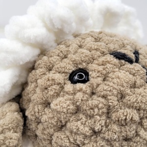 Oiță de Pluș Croșetată Manual 'Puffy Sheep' - Cadou Handmade Pufos și Adorabil