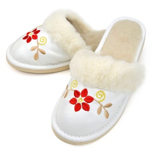 Papuci de Casă din Piele Îmblăniți cu Lână Naturală Tylbut "FairyLand" White - Prezentare papuci semiprofil.
