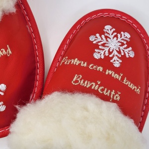 Papuci de Casă Îmblăniți cu Lână Naturală Tylbut - Prezentare papuci detalii broderie și mesaj.
