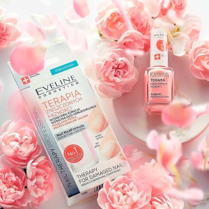 Imaginea prezintă produsul Tratament Intensiv Unghii Distruse Reconstrucție și Reparare de la Eveline Cosmetics pe un fundal alb. Un model cu unghii impecabile demonstrează beneficiile produsului.