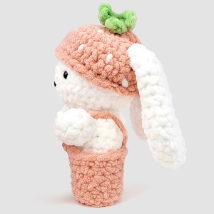 Iepuraș de Plus Croșetat Manual 'Berry Bunny' - Jucărie Handmade, Cadou Perfect